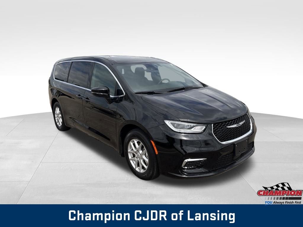 Used 2025 Chrysler Pacifica Select FWD image 17
