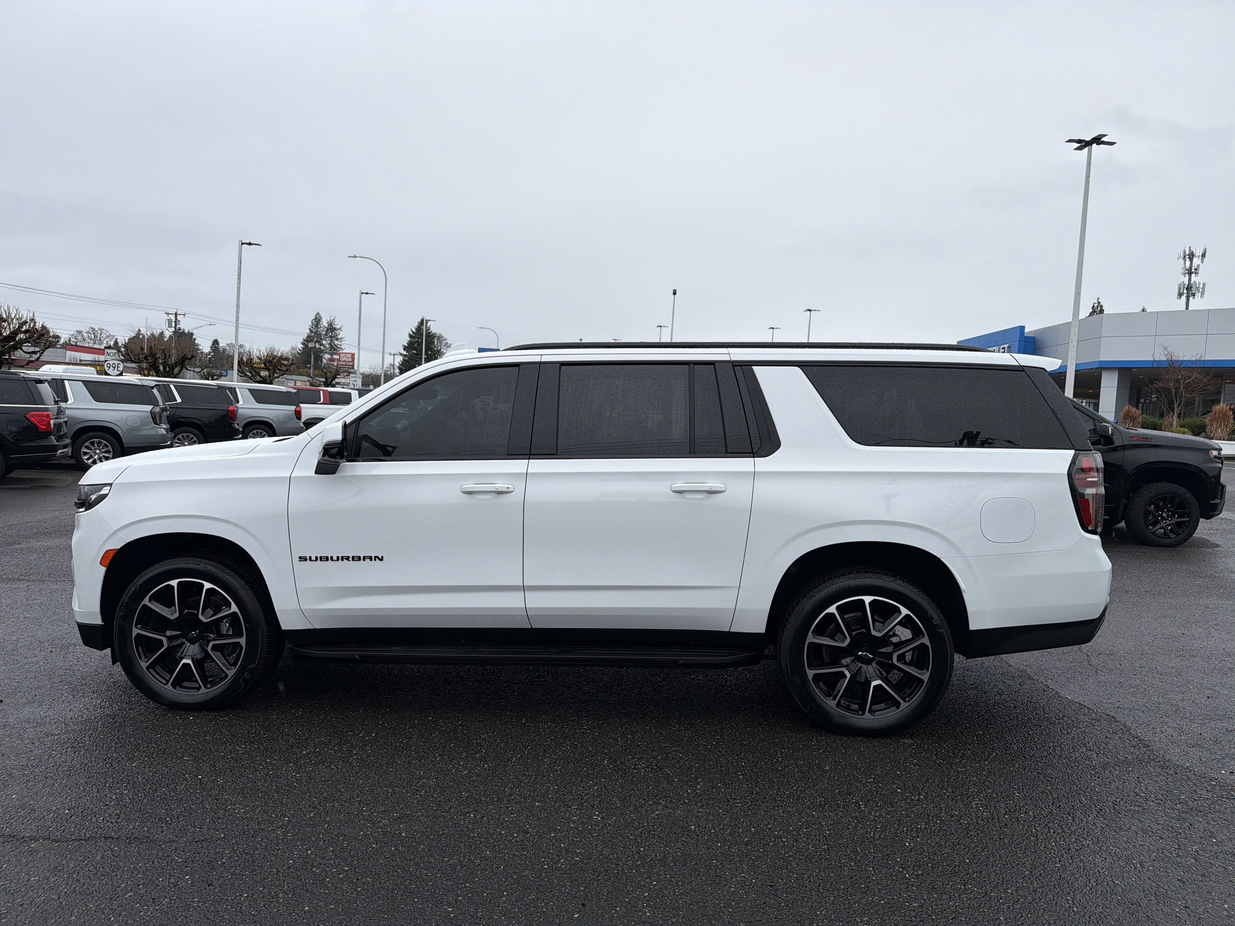 Used 2024 Chevrolet Suburban RST w/ Luxury Package image 2