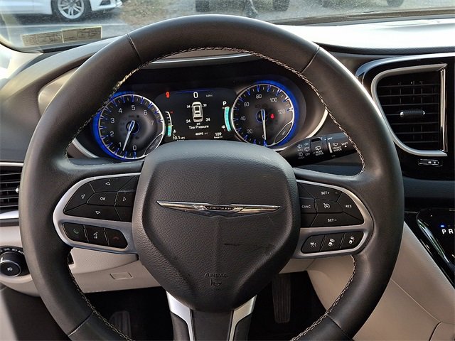Used 2023 Chrysler Pacifica Touring-L image 19