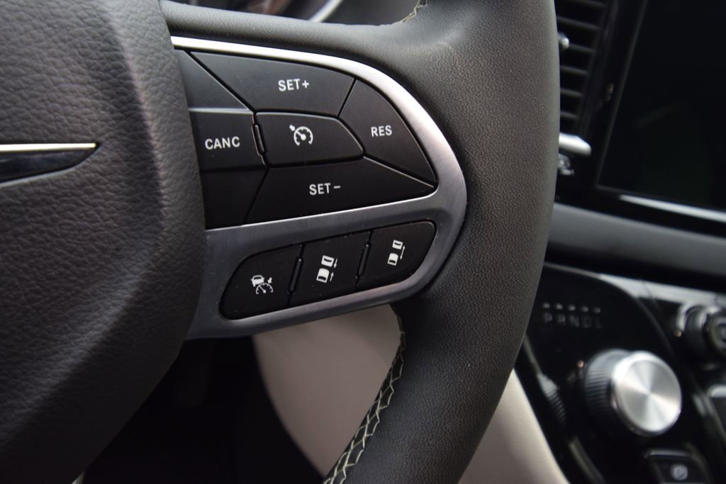 Used 2024 Chrysler Pacifica Touring-L image 29