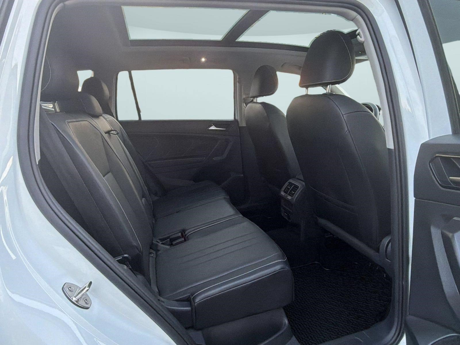 Certified 2023 Volkswagen Tiguan SE w/ Panoramic Sunroof Package AWD/4WD image 28