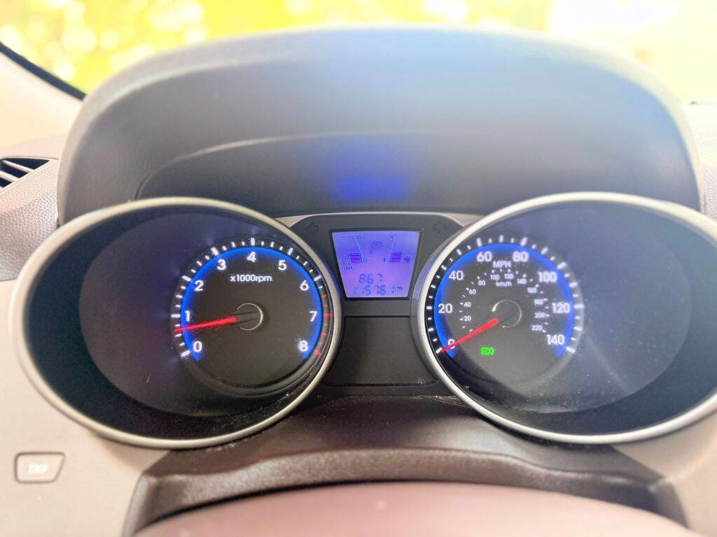 Used 2012 Hyundai Tucson GLS image 16