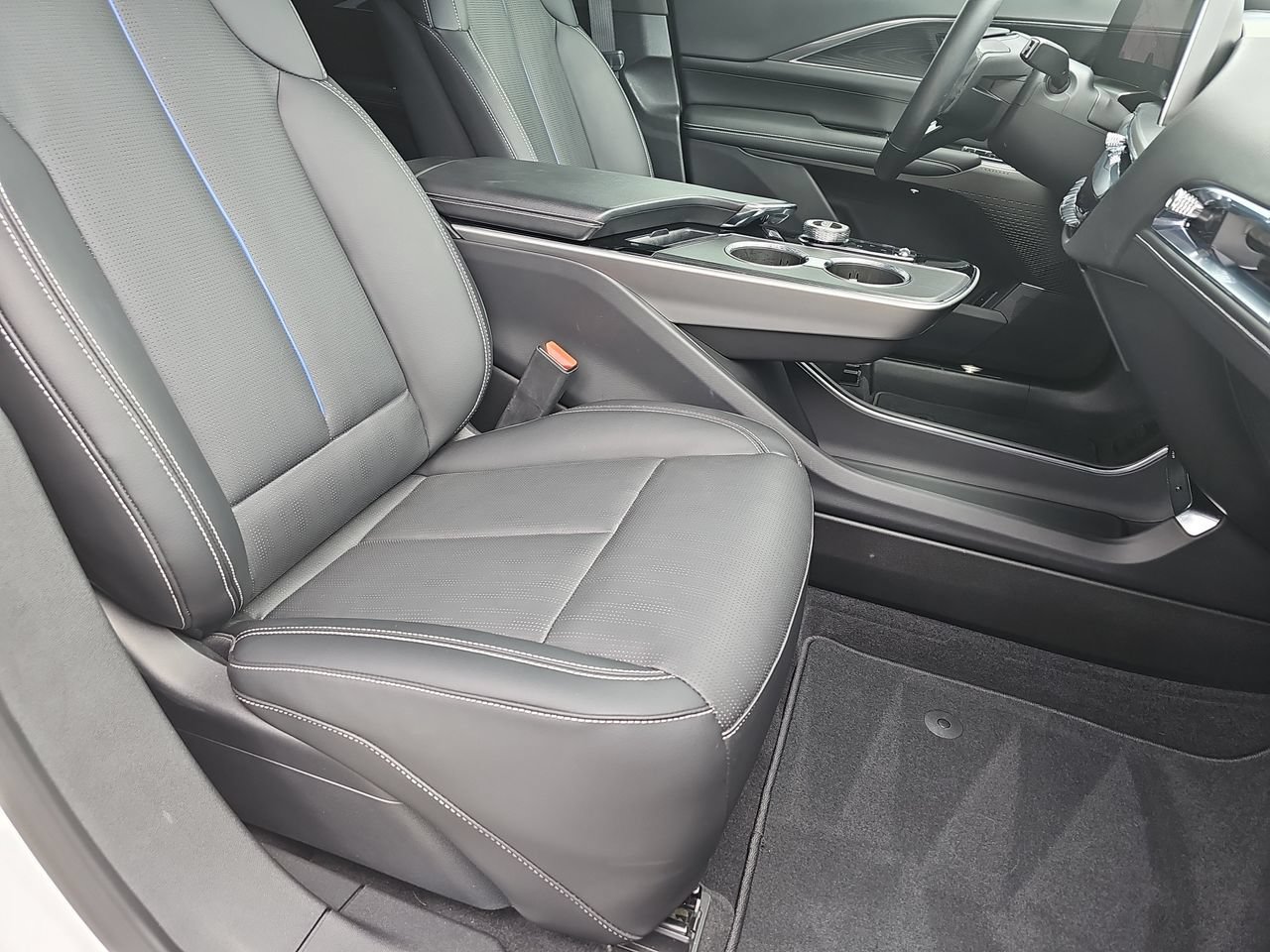 Used 2024 Cadillac Lyriq Luxury w/ LPO, Floor Liner Package RWD image 10