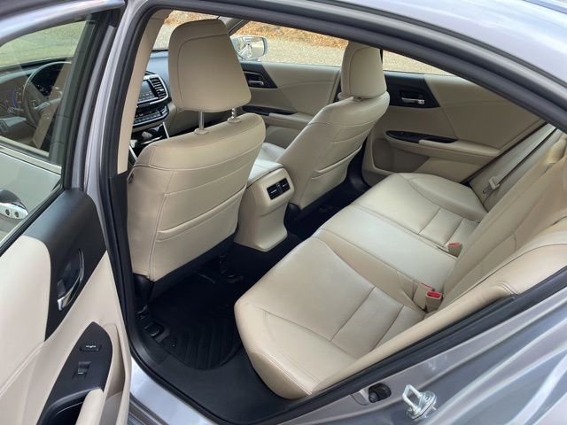 Used 2017 Honda Accord Touring image 11