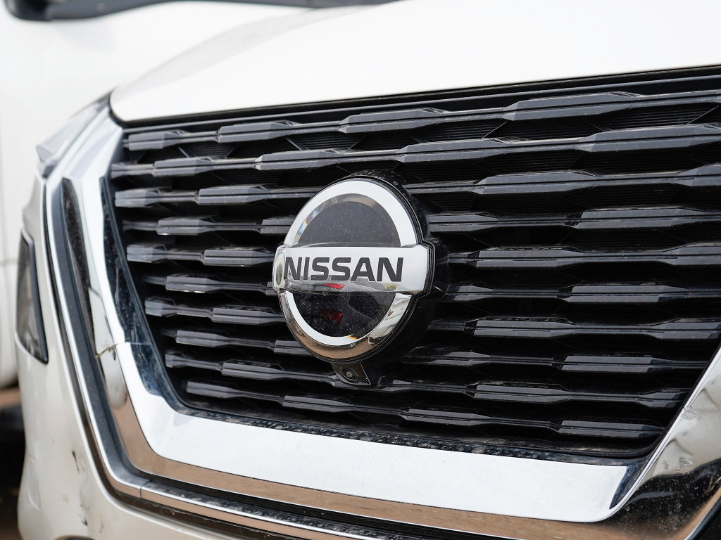 Used 2021 Nissan Rogue SV image 3