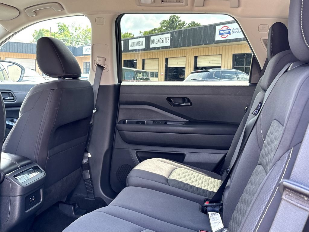Used 2024 Nissan Pathfinder SV FWD image 16