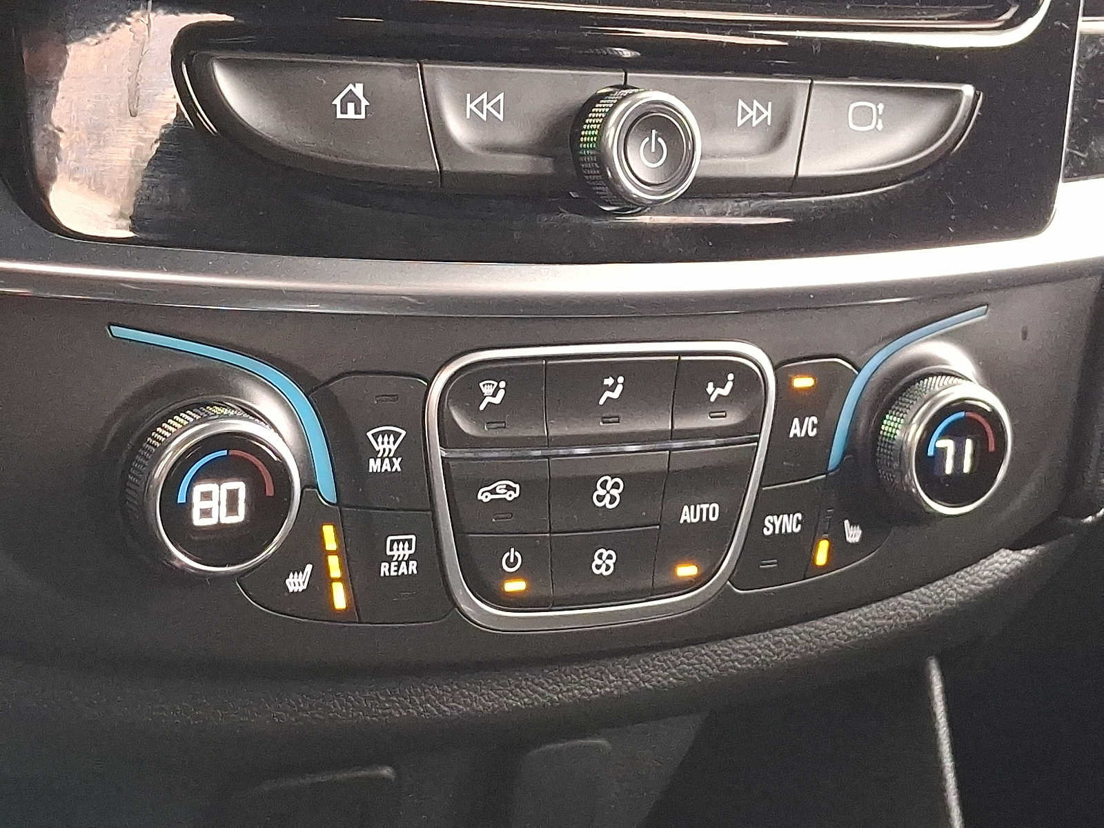 Used 2023 Chevrolet Traverse LT AWD/4WD image 16