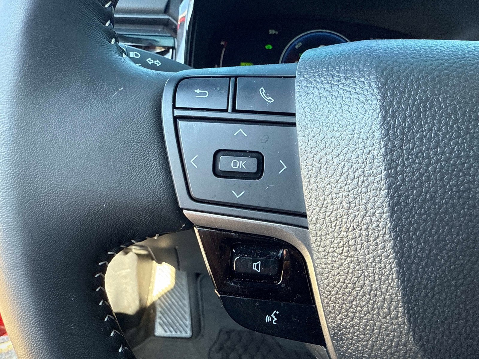 Used 2025 Toyota Camry SE w/ Multimedia Upgrade Package image 29