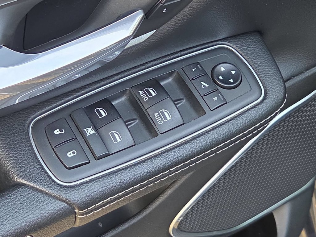 Used 2019 RAM 1500 Laramie AWD/4WD image 13