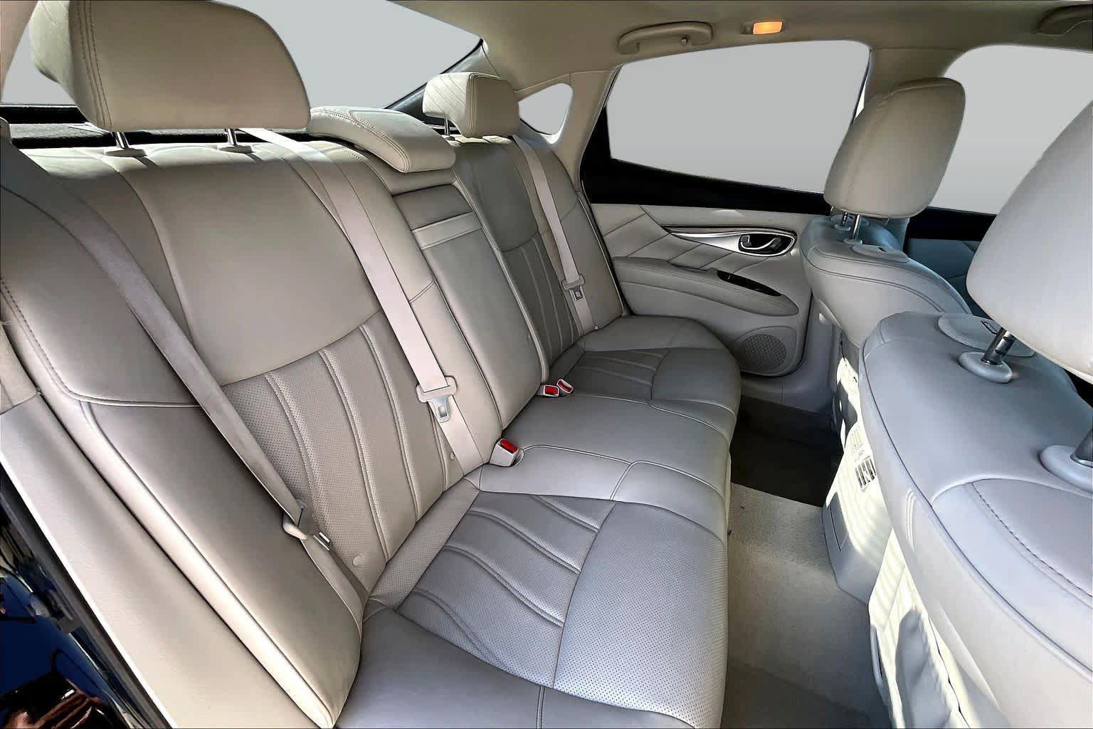 Used 2012 INFINITI M37 w/ Deluxe Touring Pkg RWD image 17