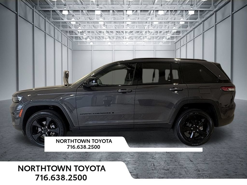 Used 2023 Jeep Grand Cherokee Altitude AWD/4WD image 16