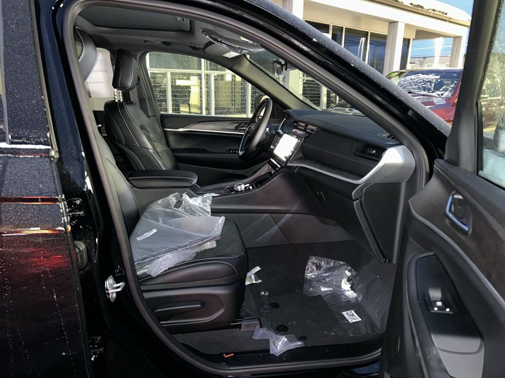 New 2026 Jeep Grand Cherokee Altitude image 9