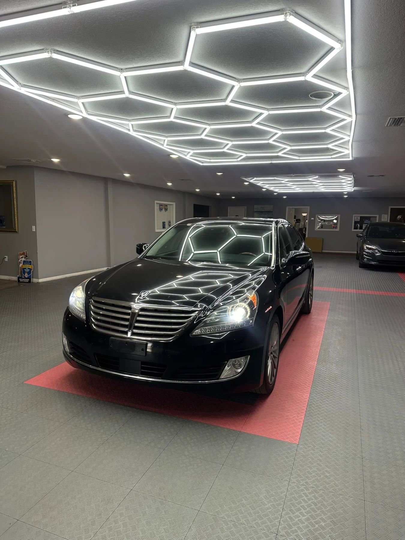 Used 2015 Hyundai Equus Signature RWD image 2