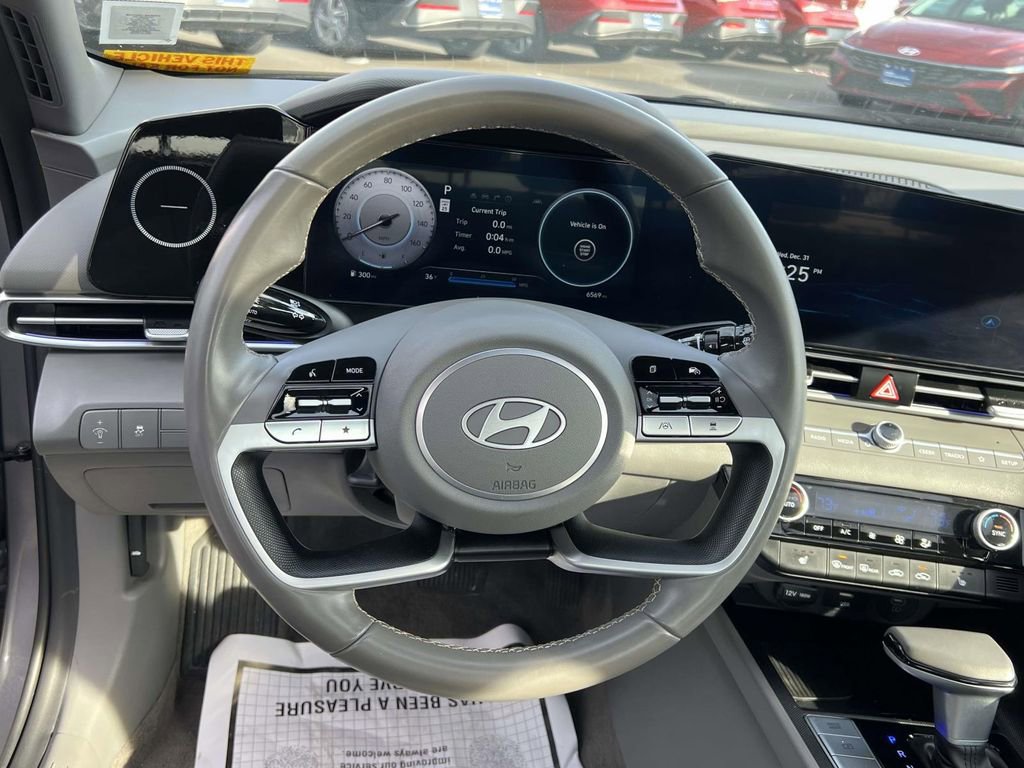 Used 2024 Hyundai Elantra SEL w/ Convenience Package image 16