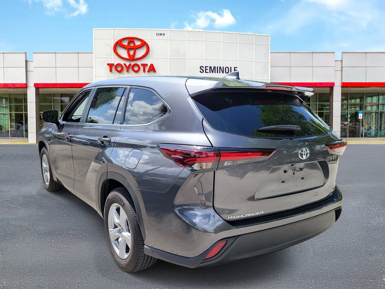 Used 2025 Toyota Highlander LE image 4