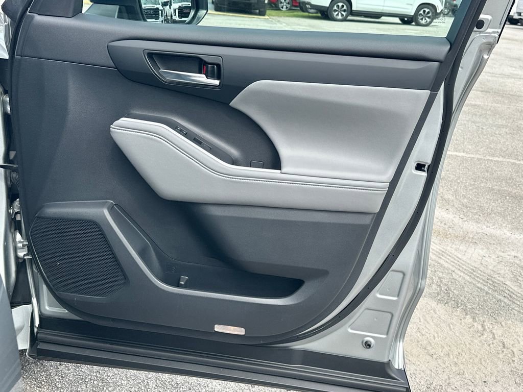 Used 2021 Toyota Highlander XLE image 15