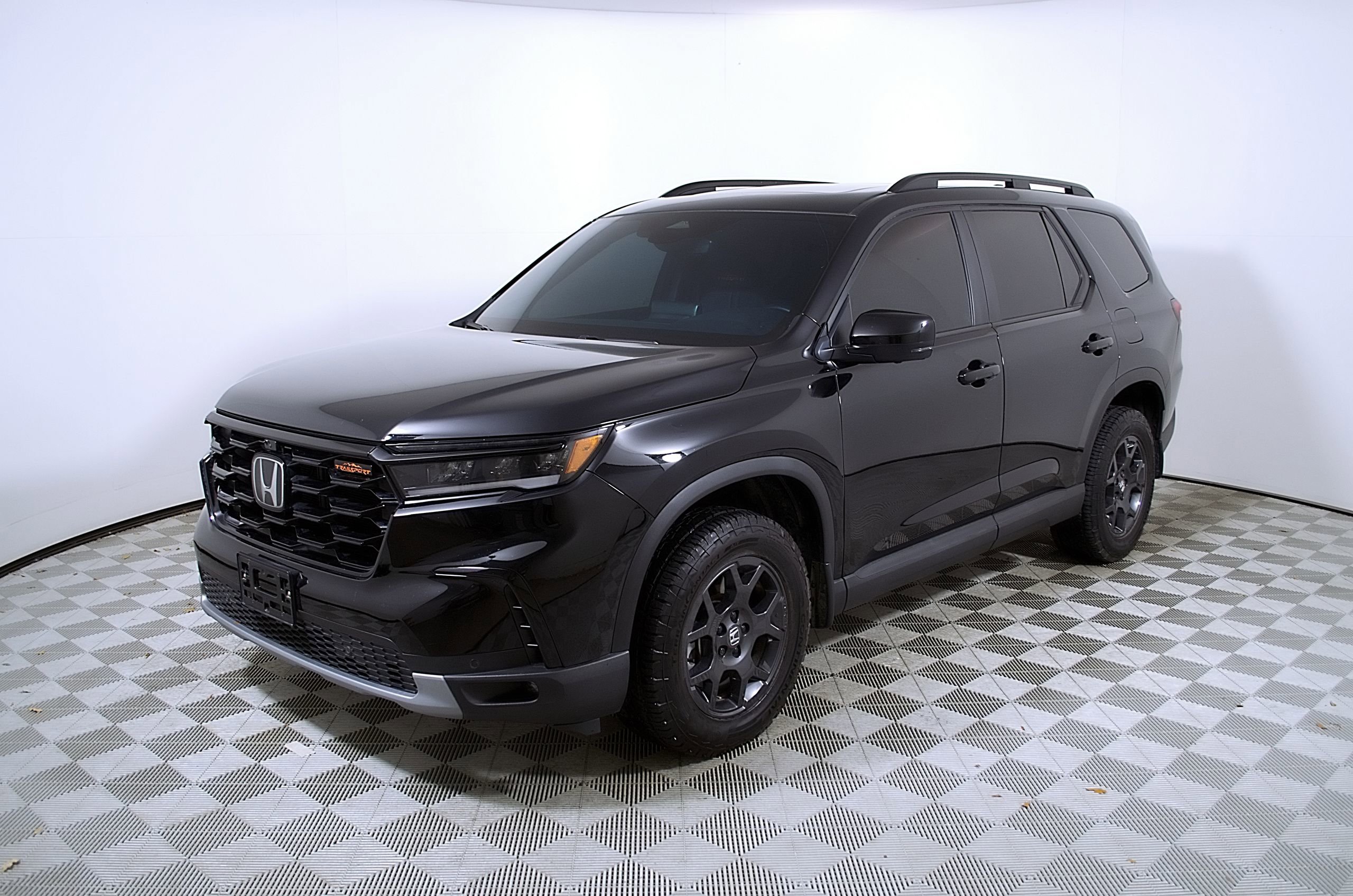 Used 2025 Honda Pilot TrailSport image 3