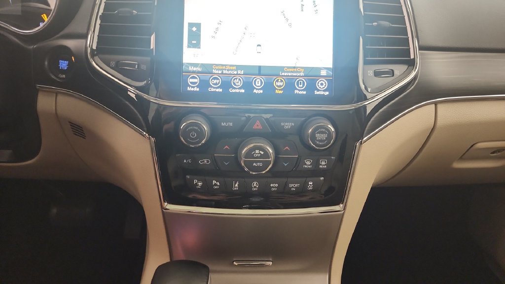 Used 2020 Jeep Grand Cherokee Limited AWD/4WD image 16