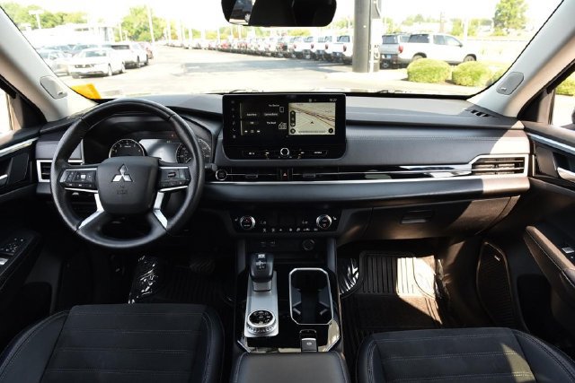 Used 2025 Mitsubishi Outlander SE AWD/4WD image 7