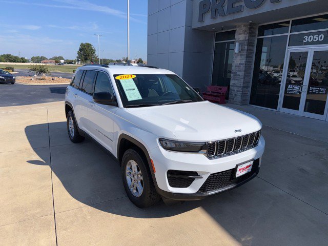 Used 2024 Jeep Grand Cherokee Laredo image 1