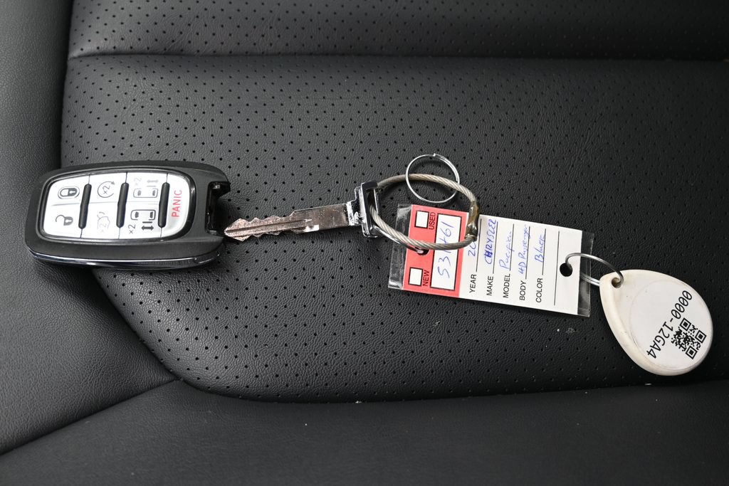 Used 2025 Chrysler Pacifica Select FWD image 32