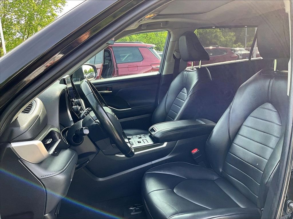 Used 2023 Toyota Highlander XLE AWD/4WD image 10