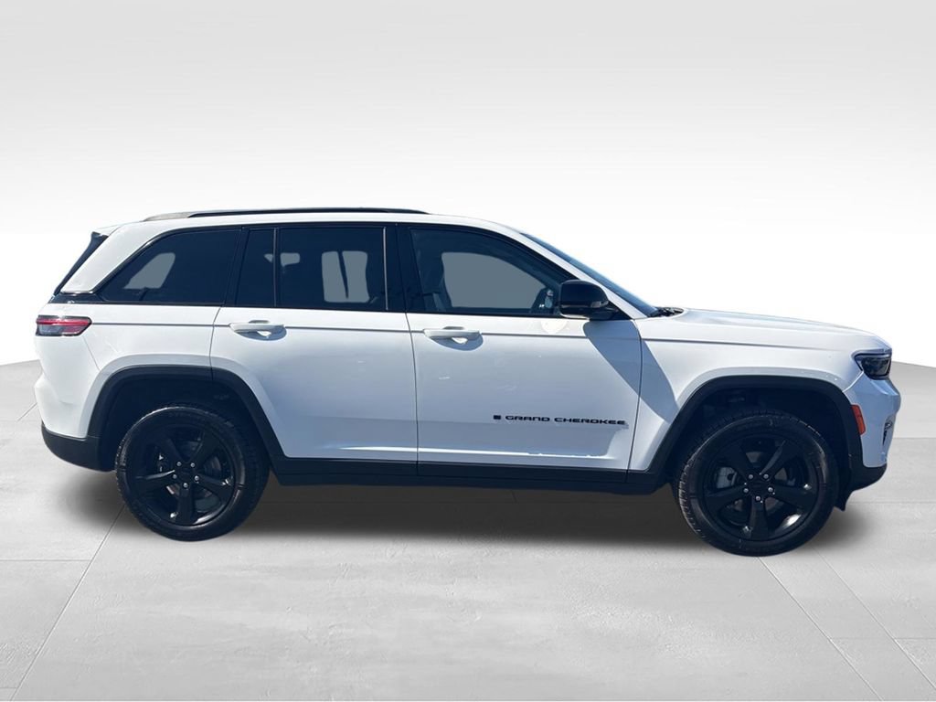 Used 2023 Jeep Grand Cherokee Limited w/ Black Appearance Package AWD/4WD image 2