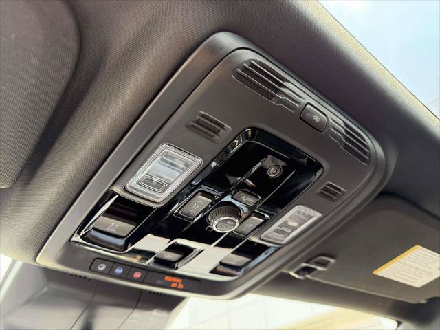 Used 2025 Cadillac Escalade Premium Luxury AWD/4WD image 35
