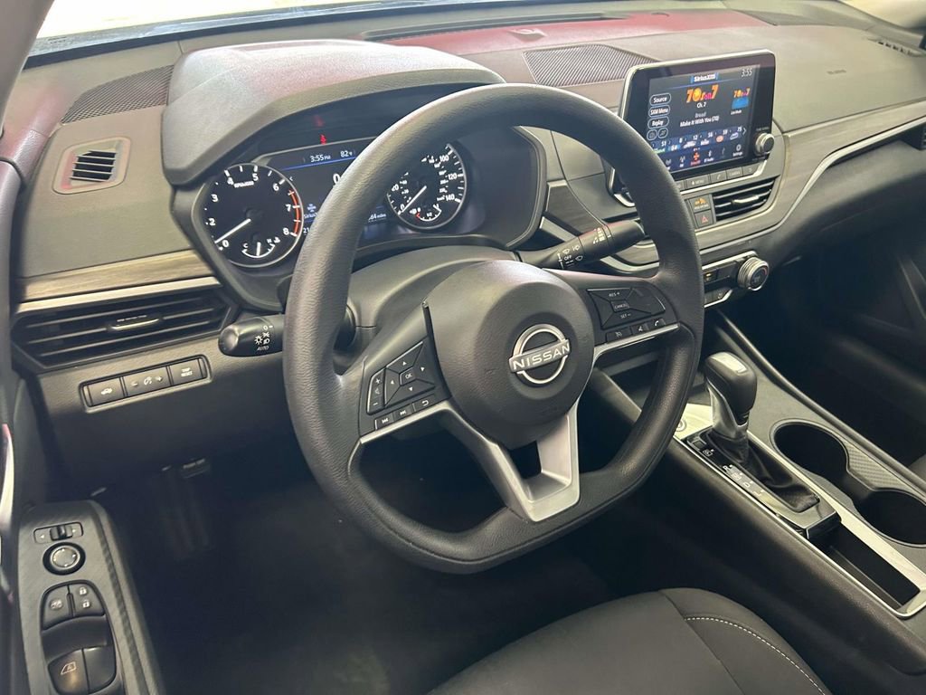 Used 2025 Nissan Altima 2.5 SV FWD image 12