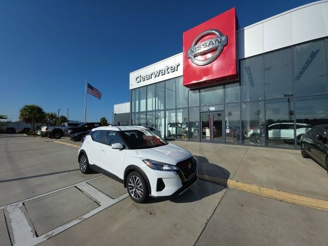 Used 2023 Nissan Kicks SV image 1