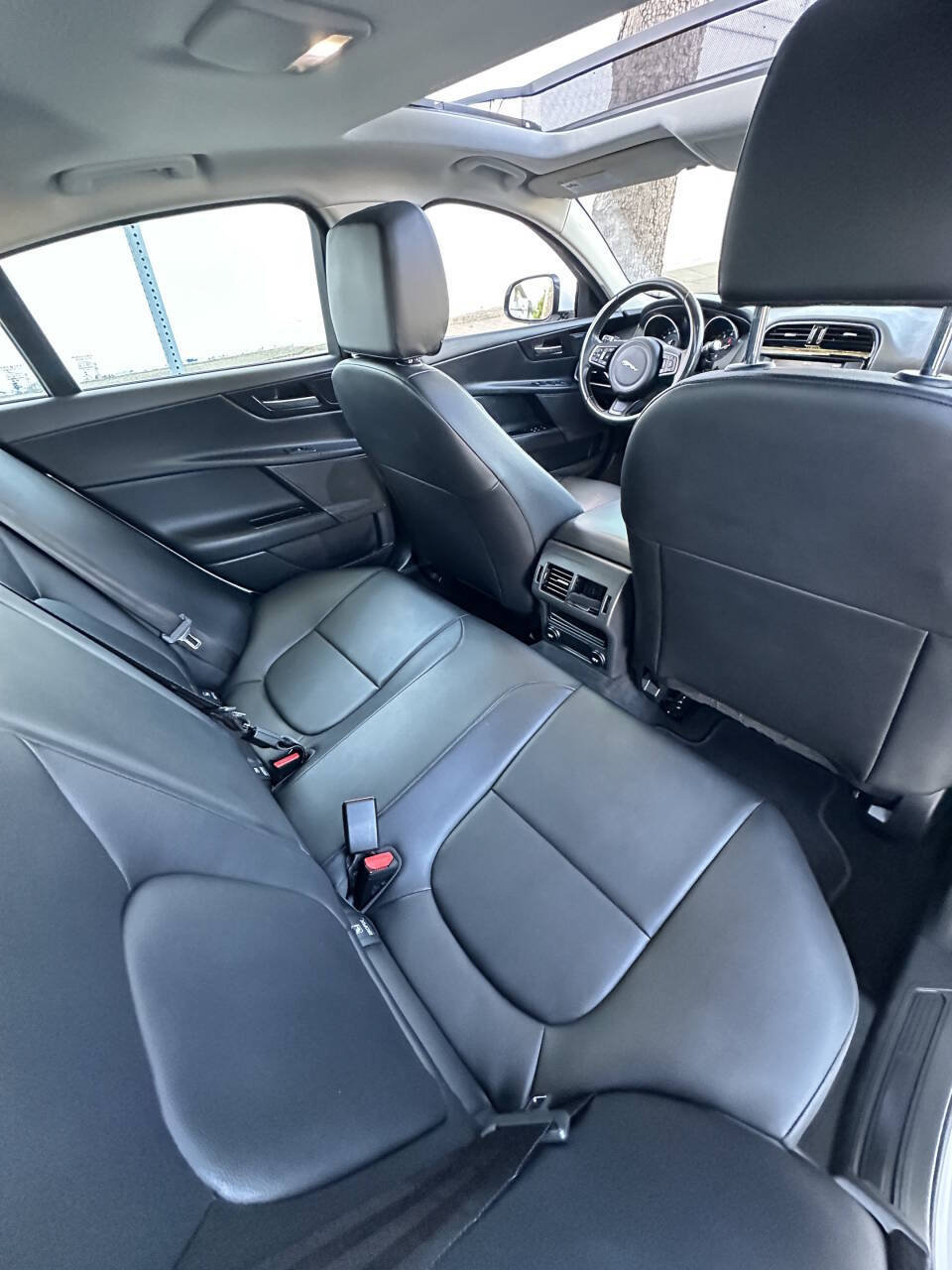 Used 2017 Jaguar XE Premium RWD image 10