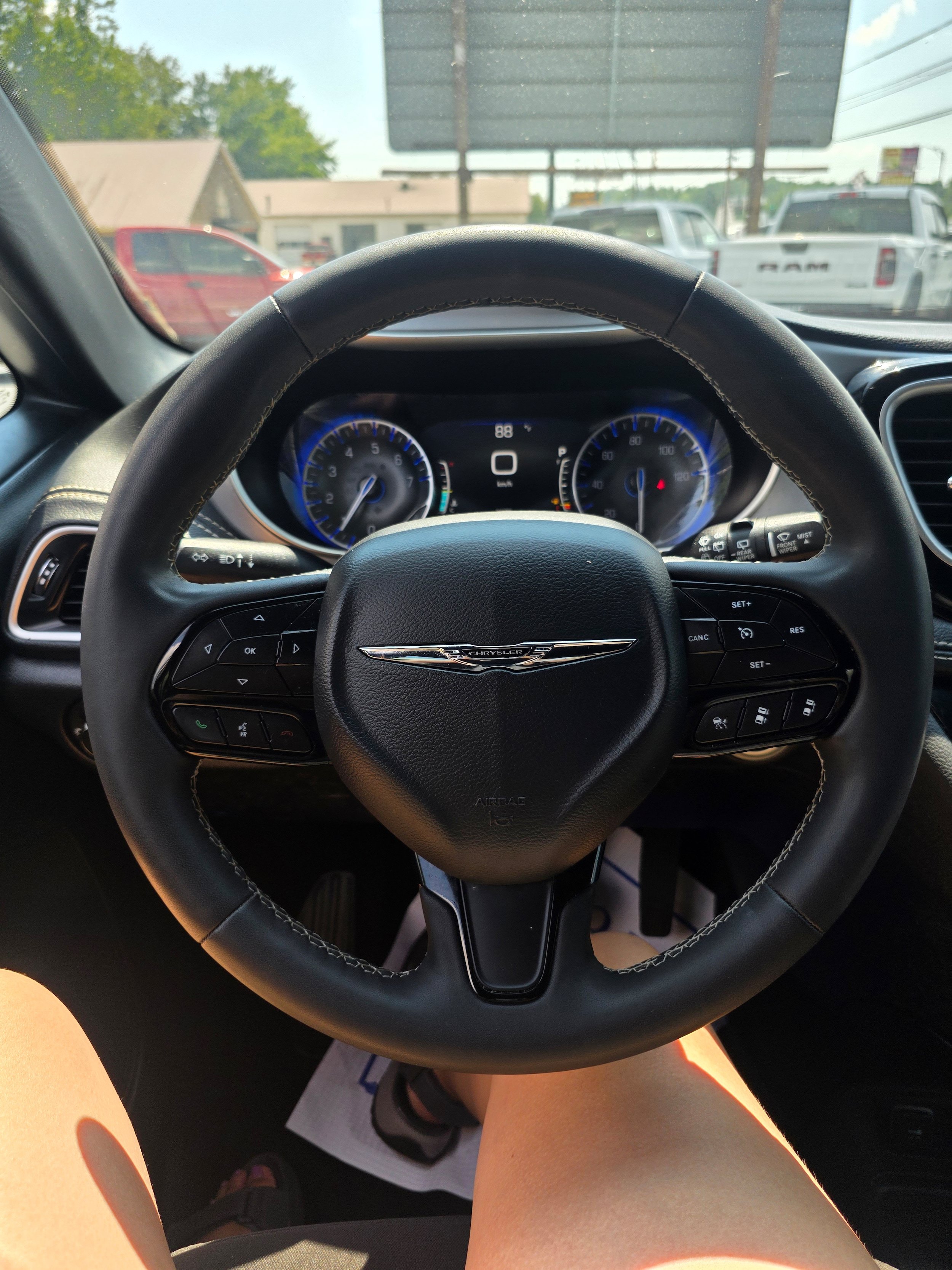 Used 2024 Chrysler Pacifica Touring FWD image 9