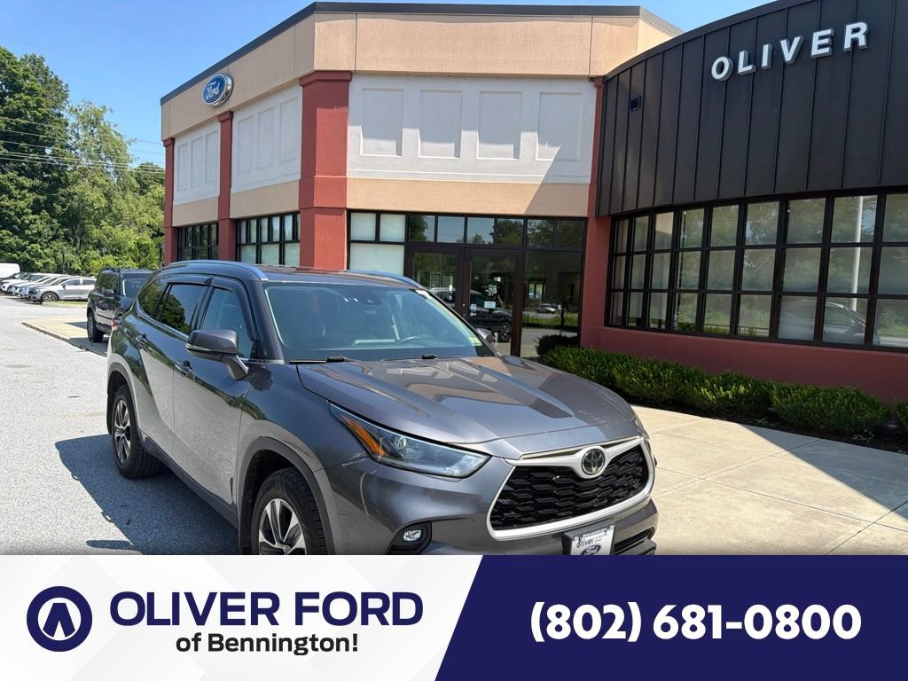 Used 2021 Toyota Highlander XLE AWD/4WD image 1