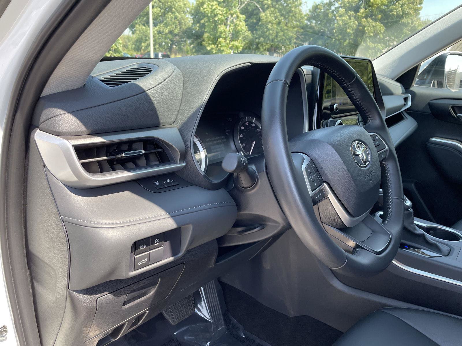 Used 2025 Toyota Highlander XLE AWD/4WD image 25