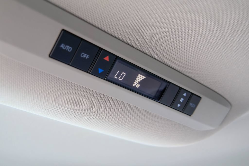 Used 2026 Toyota Sienna LE FWD image 24