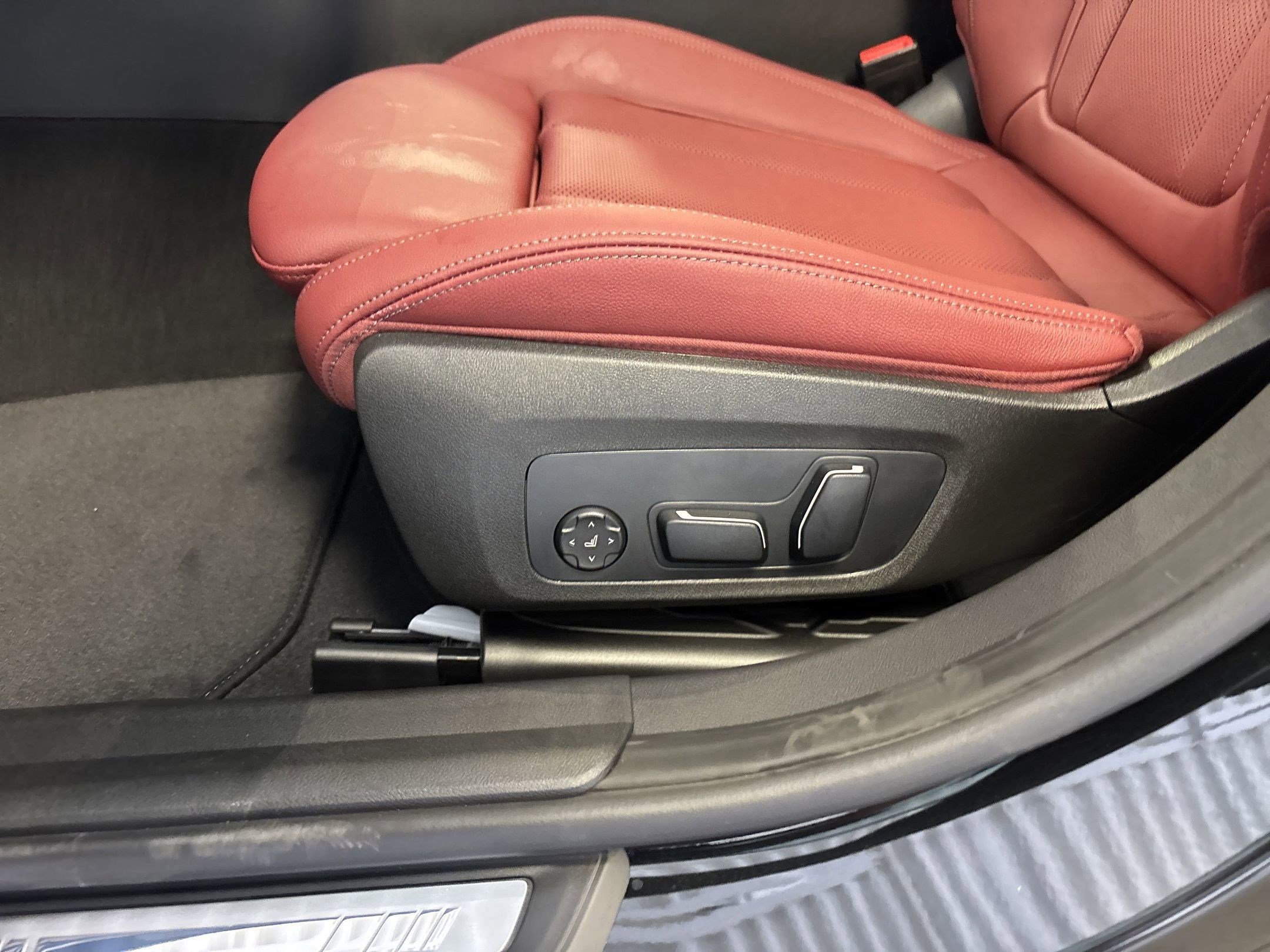 Used 2025 BMW 330i Sedan w/ M Sport Package image 12