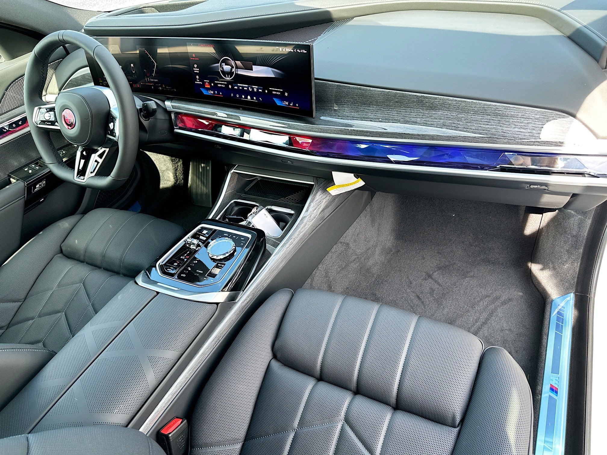 New 2026 BMW 750e xDrive w/ Premium Package image 24