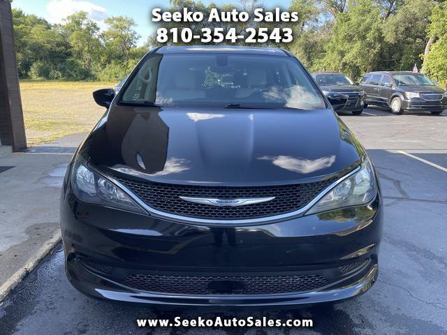 Used 2017 Chrysler Pacifica LX FWD image 1