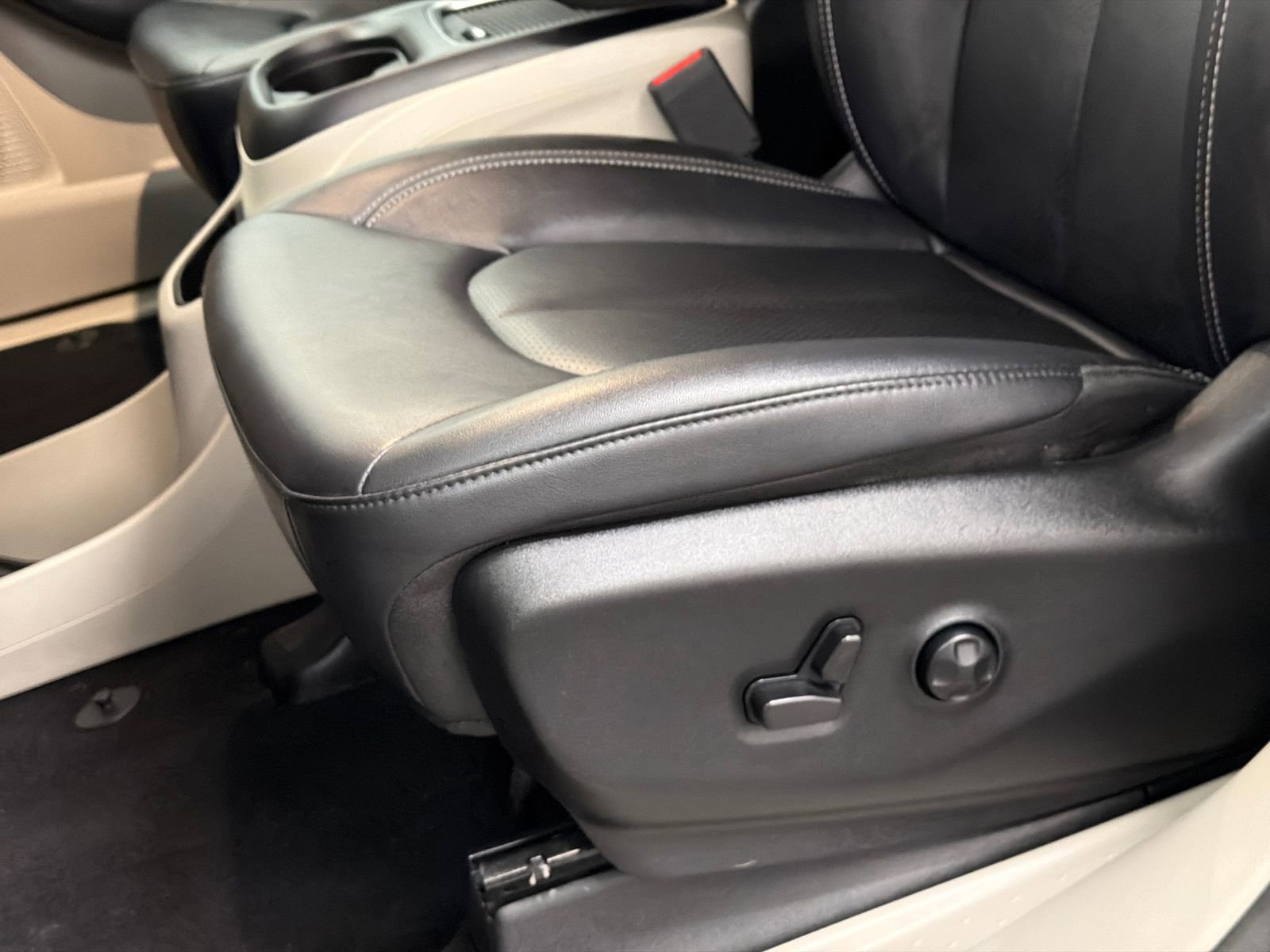 Used 2024 Chrysler Pacifica Touring-L image 15