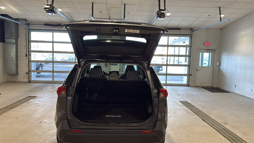 Used 2019 Toyota RAV4 XLE Premium image 16