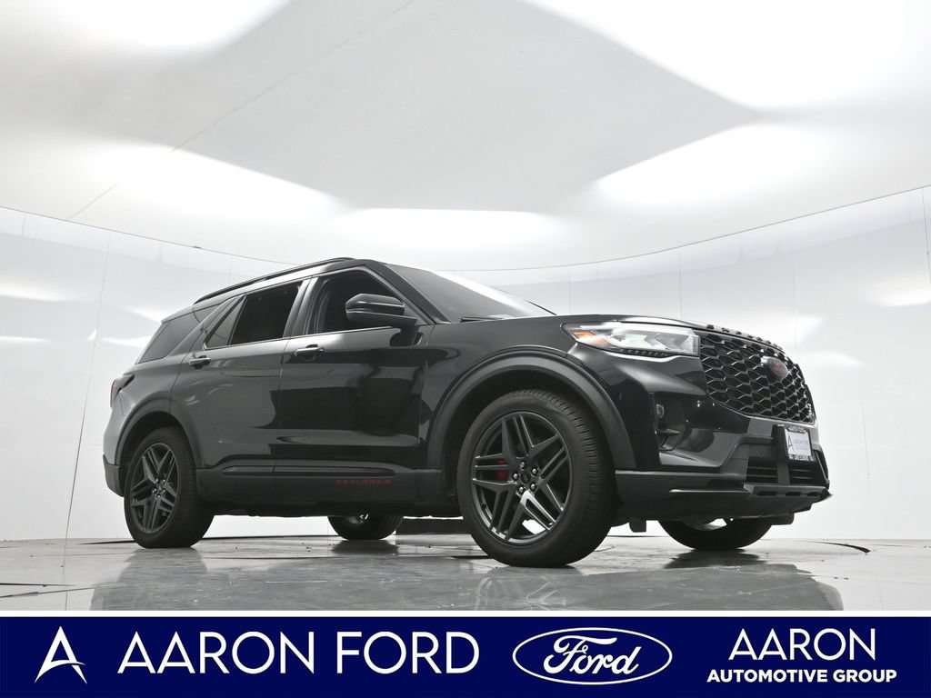 Used 2025 Ford Explorer ST AWD/4WD image 2