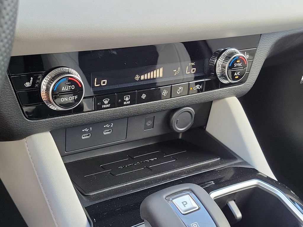 New 2025 Mitsubishi Outlander SE image 18