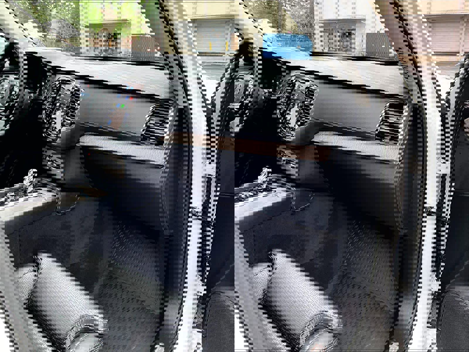 Used 2023 Volvo XC90 B6 Ultimate w/ Protection Package Premier image 18