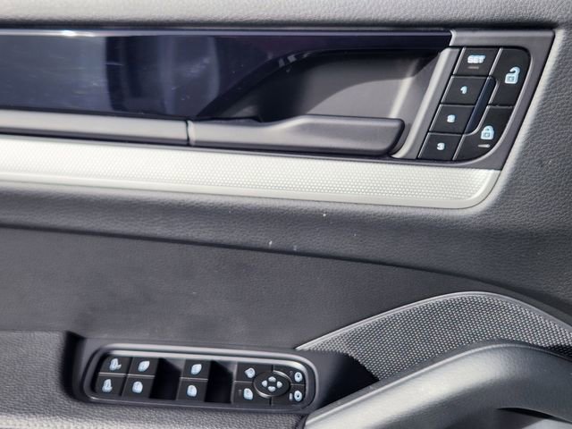 Used 2024 Porsche Cayenne image 11