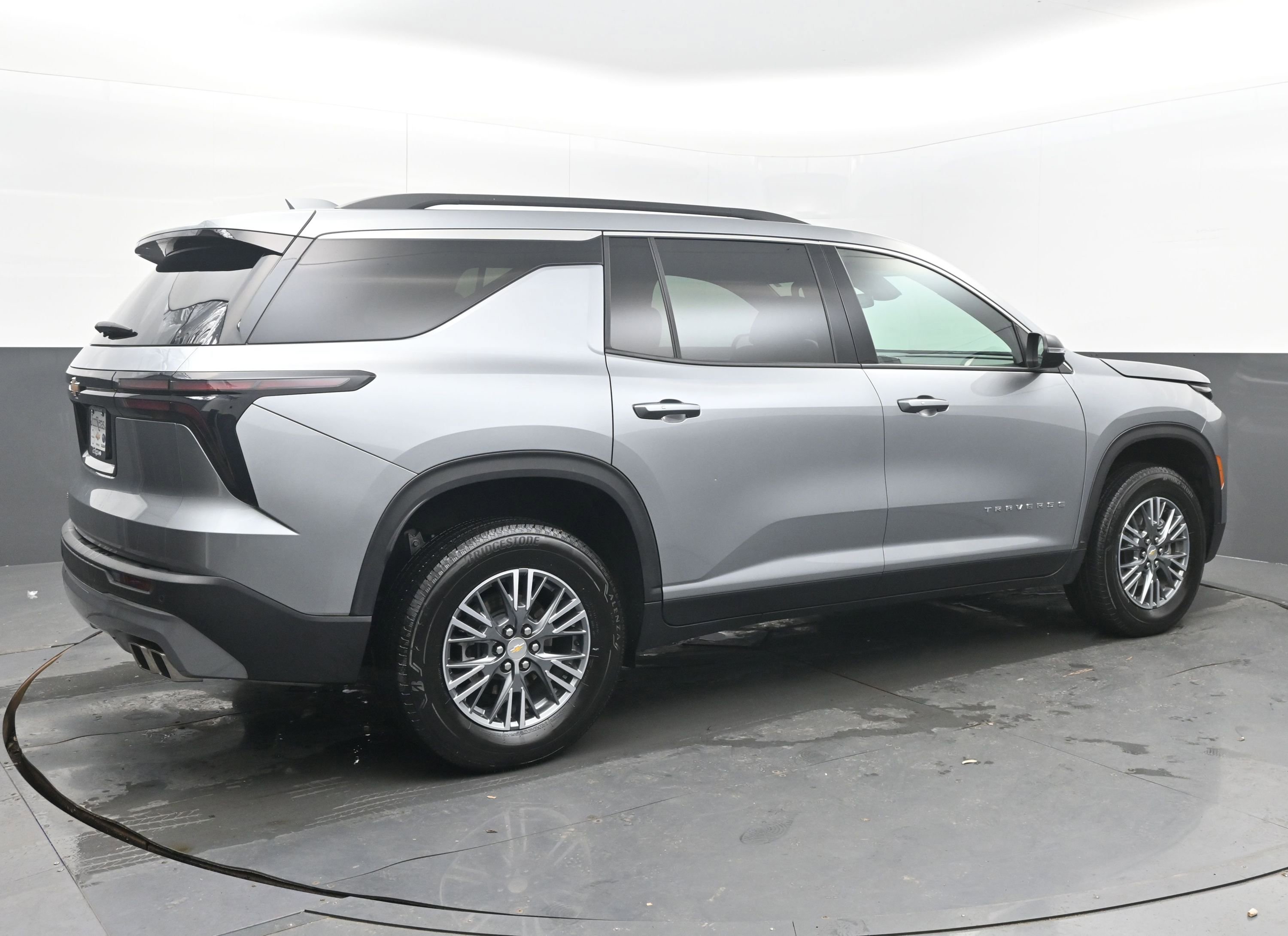 Used 2025 Chevrolet Traverse LT image 9