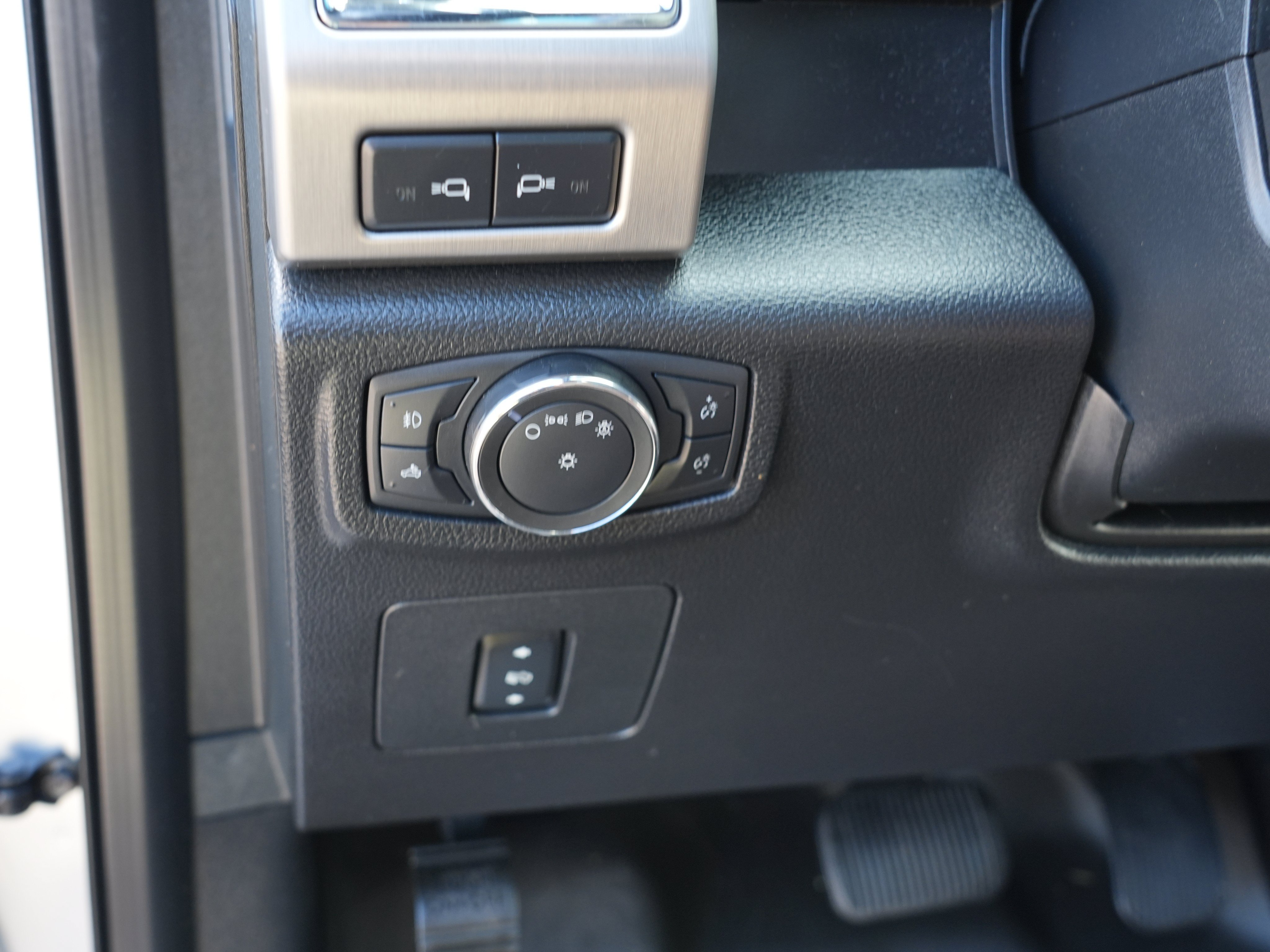 Used 2015 Ford F150 Platinum w/ Max Trailer Tow Package AWD/4WD image 16