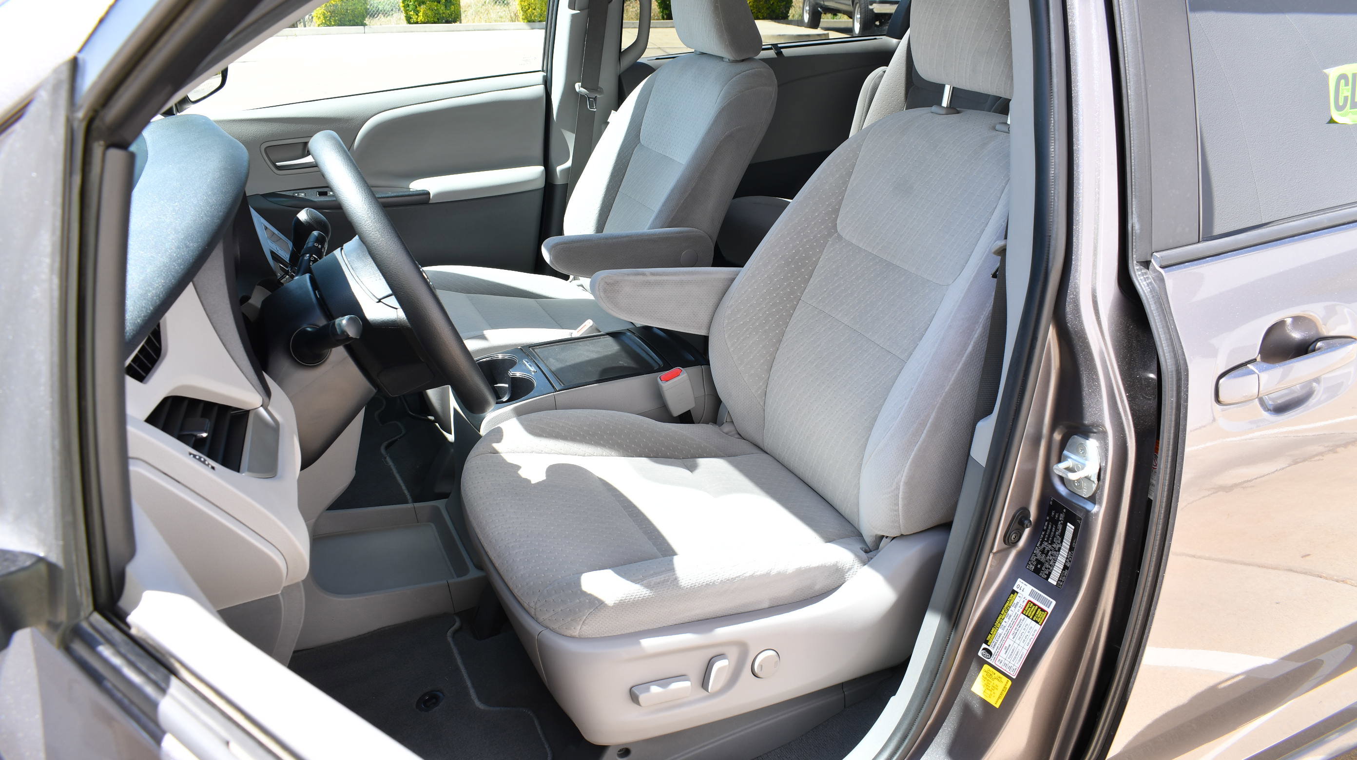 Used 2020 Toyota Sienna LE w/ Carpet Mat Package image 20