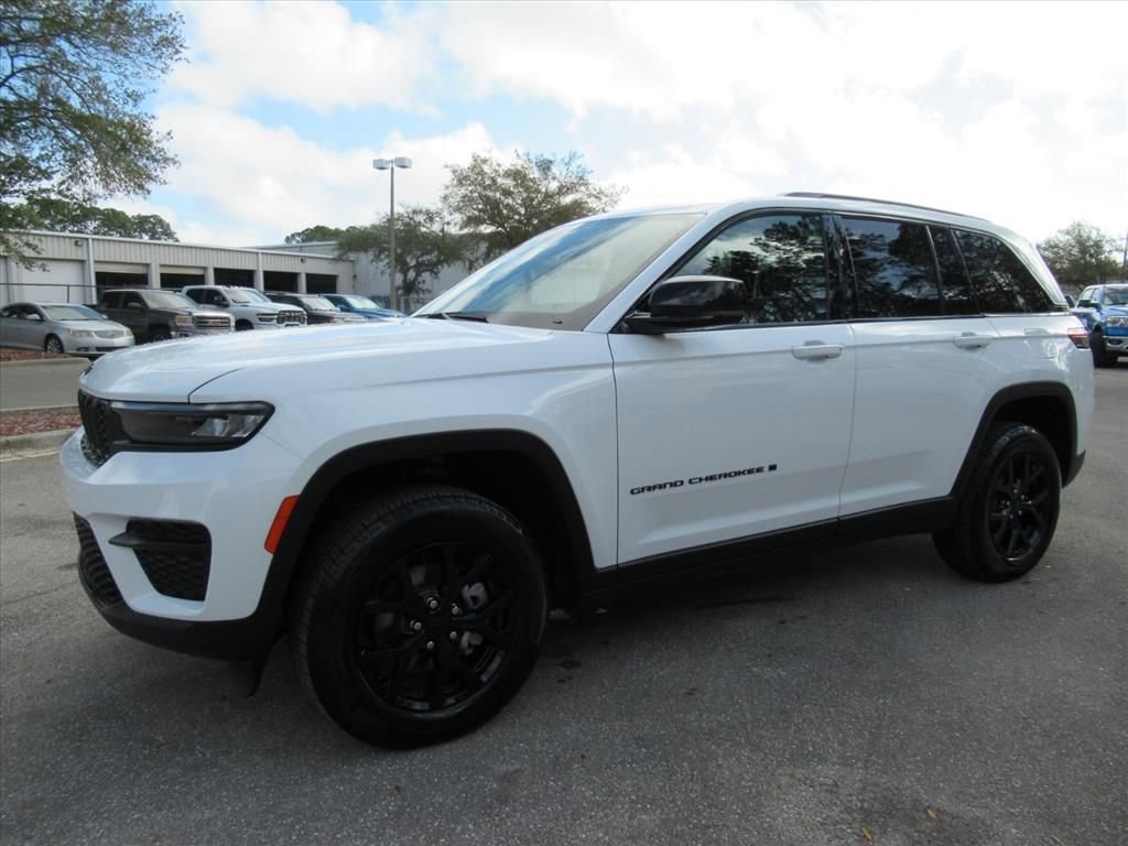 Certified 2025 Jeep Grand Cherokee Altitude image 4