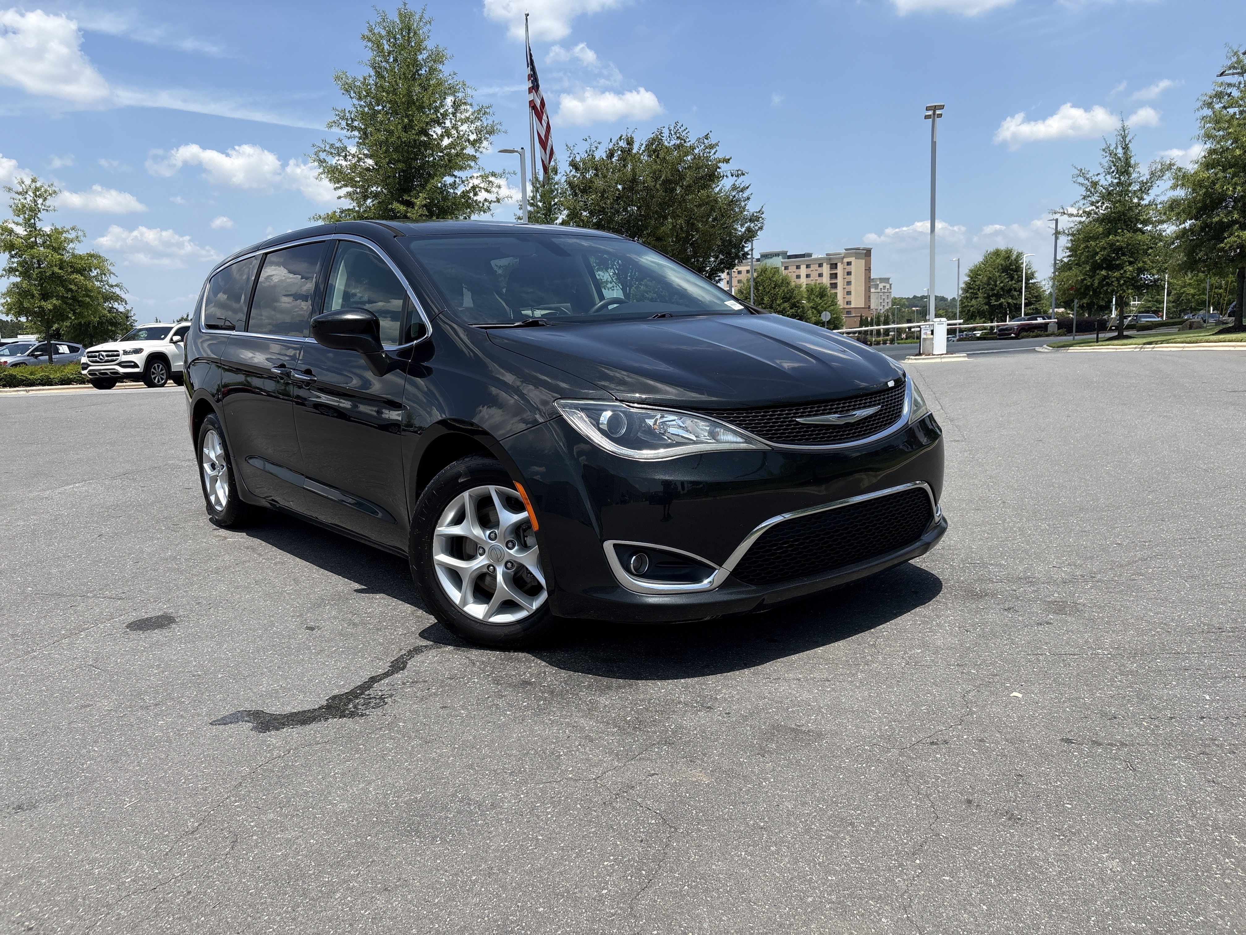 Used 2017 Chrysler Pacifica Touring Plus w/ Tire & Wheel Group FWD image 2