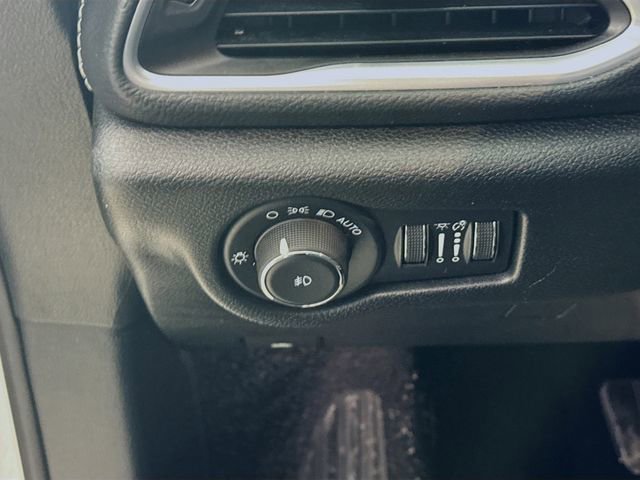 Used 2025 Chrysler Pacifica Limited image 10